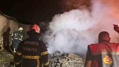 Mangal ateşinden çıkan kıvılcım otluk alana sıçradı