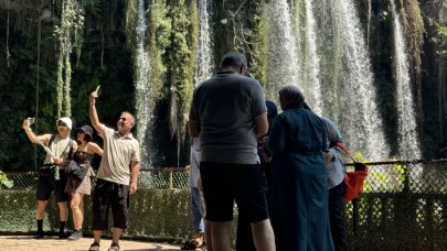 Antalya'da serinlemek isteyenler Düden Şelalesi'nde yoğunluk oluşturdu