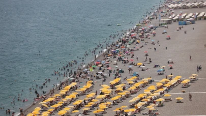 Antalya'da sahillerde bayram yoğunluğu yaşanıyor