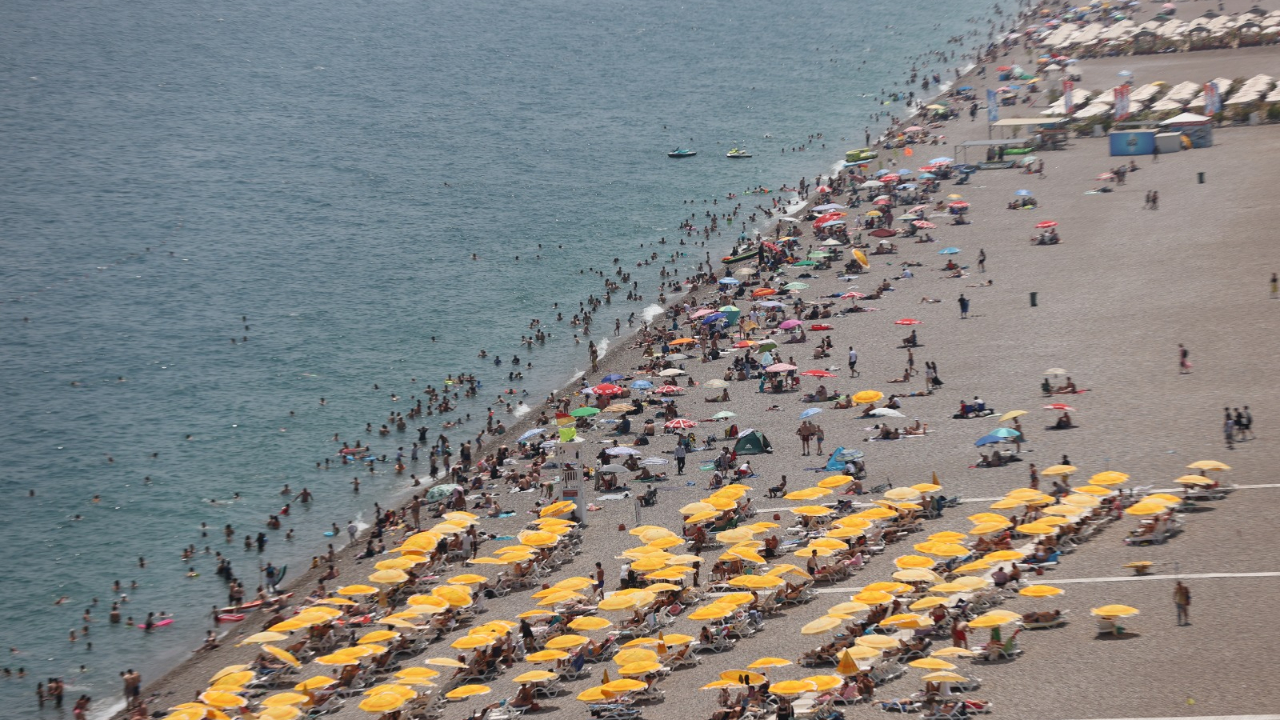 Antalya'da sahillerde bayram yoğunluğu yaşanıyor