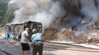 Ormana da sıçrayan otobüs yangını söndürüldü