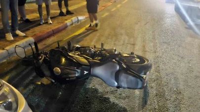 Park halindeki otomobile çarpan motosiklet sürücüsü yaralandı