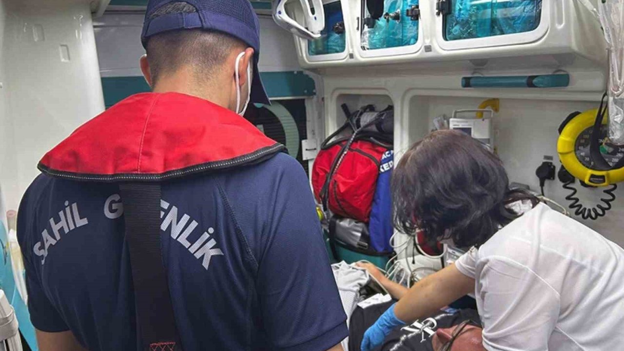 Özel teknede rahatsızlanan vatandaşa tıbbi tahliye