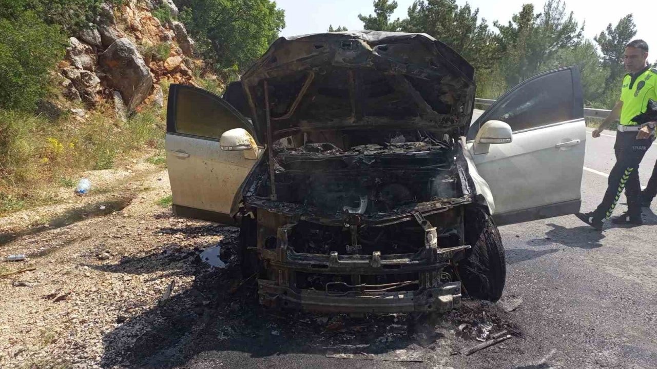 Antalya’da seyir halindeki cip alev aldı
