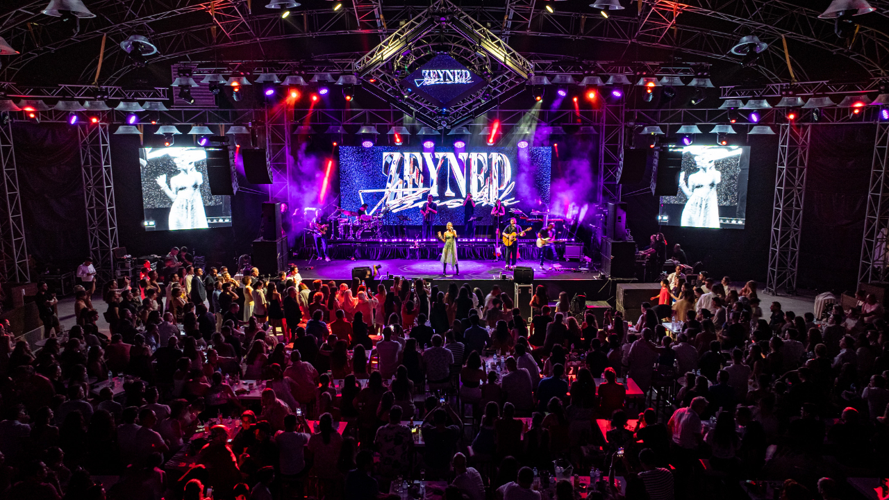 Bayram Tatili Festival Havasında Geçti! Mert Demir, Zeynep Bastık ve Doğuş Çabakçor Sahnedeydi