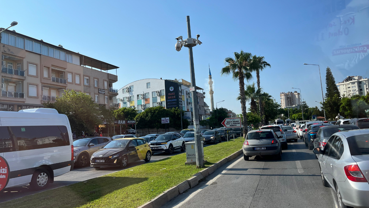 Antalya’da Sabah Saatlerinde Trafik Yoğunluğu