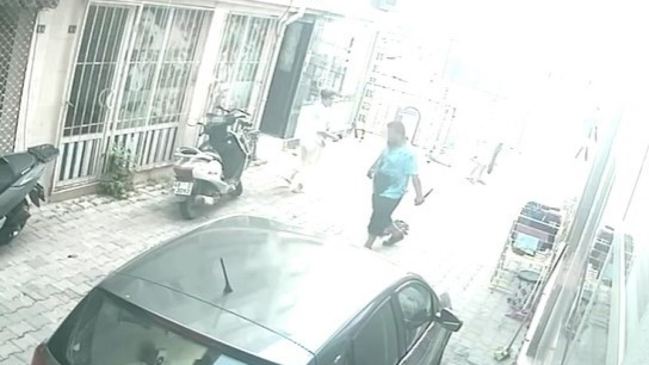 Vahşi cinayetin zanlısı elinde bıçakla böyle görüntülendi