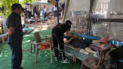 Kaleköy'de düşen turist, sahil güvenlik botuyla ambulansa götürüldü