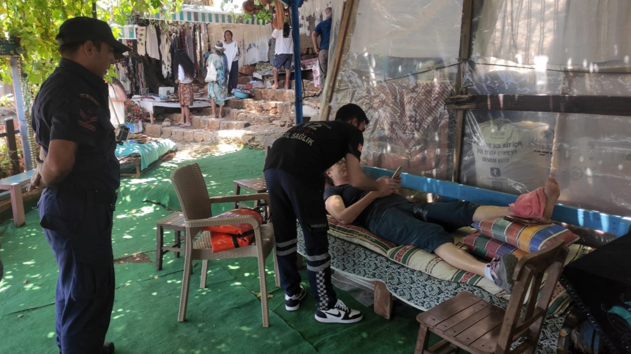 Kaleköy'de düşen turist, sahil güvenlik botuyla ambulansa götürüldü