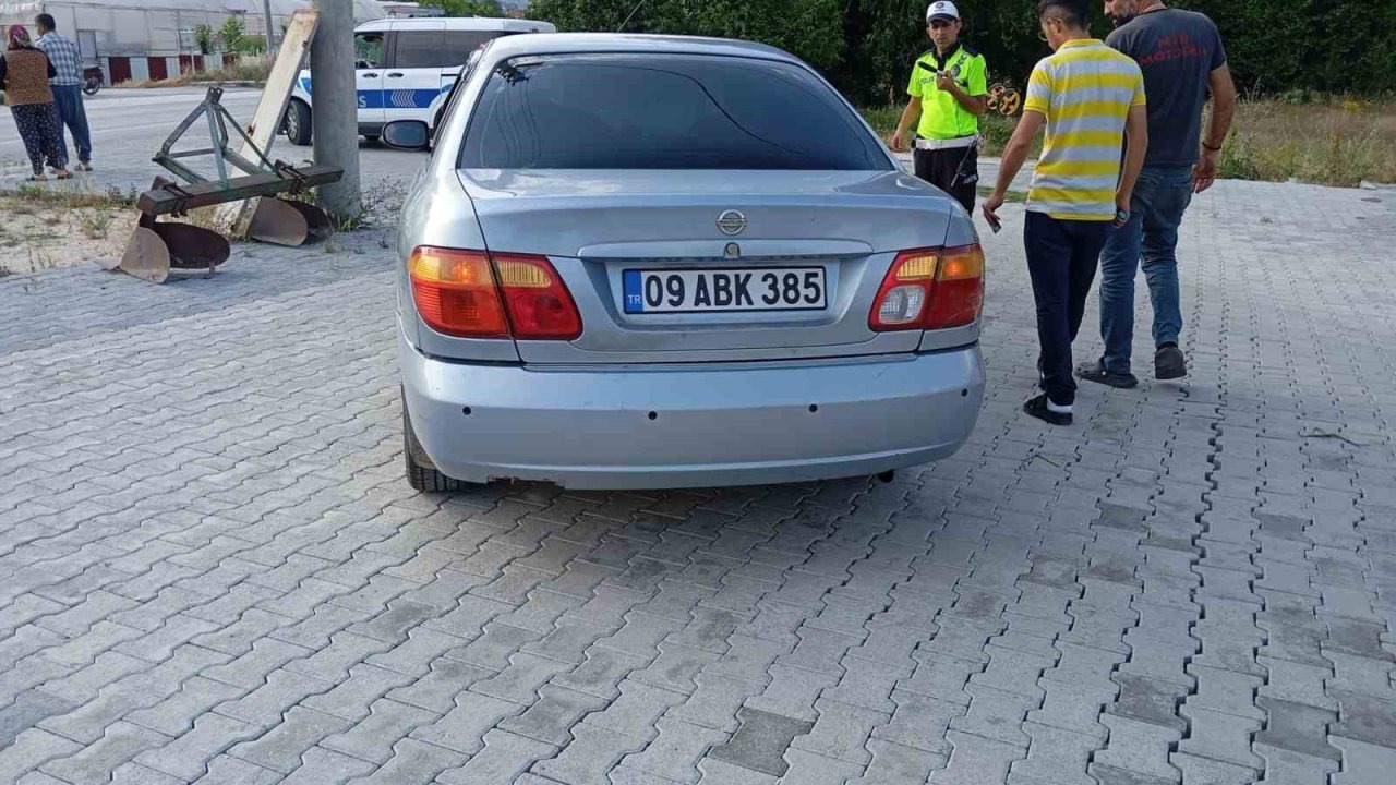 Otomobille çarpışan motosikletteki 2 çocuk yaralandı