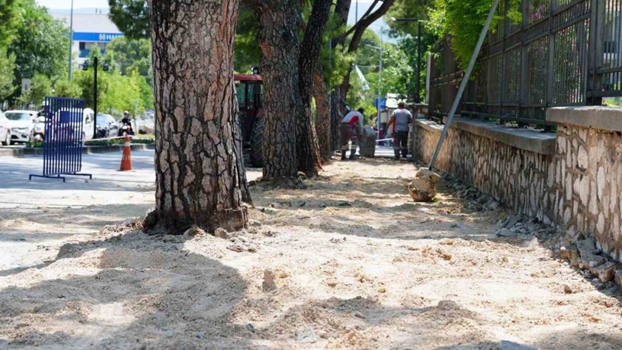 Özer Türk Caddesi’nde kaldırım yenileme çalışmaları başladı