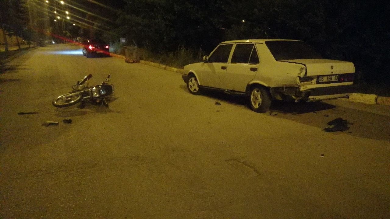 Yalvaç’ta park halindeki araca çarpan 17 yaşındaki motosiklet sürücüsü ağır yaralandı