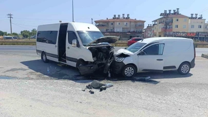 Manavgat’ta tur aracı hafif ticari araçla kafa kafaya çarpıştı: 6 yaralı