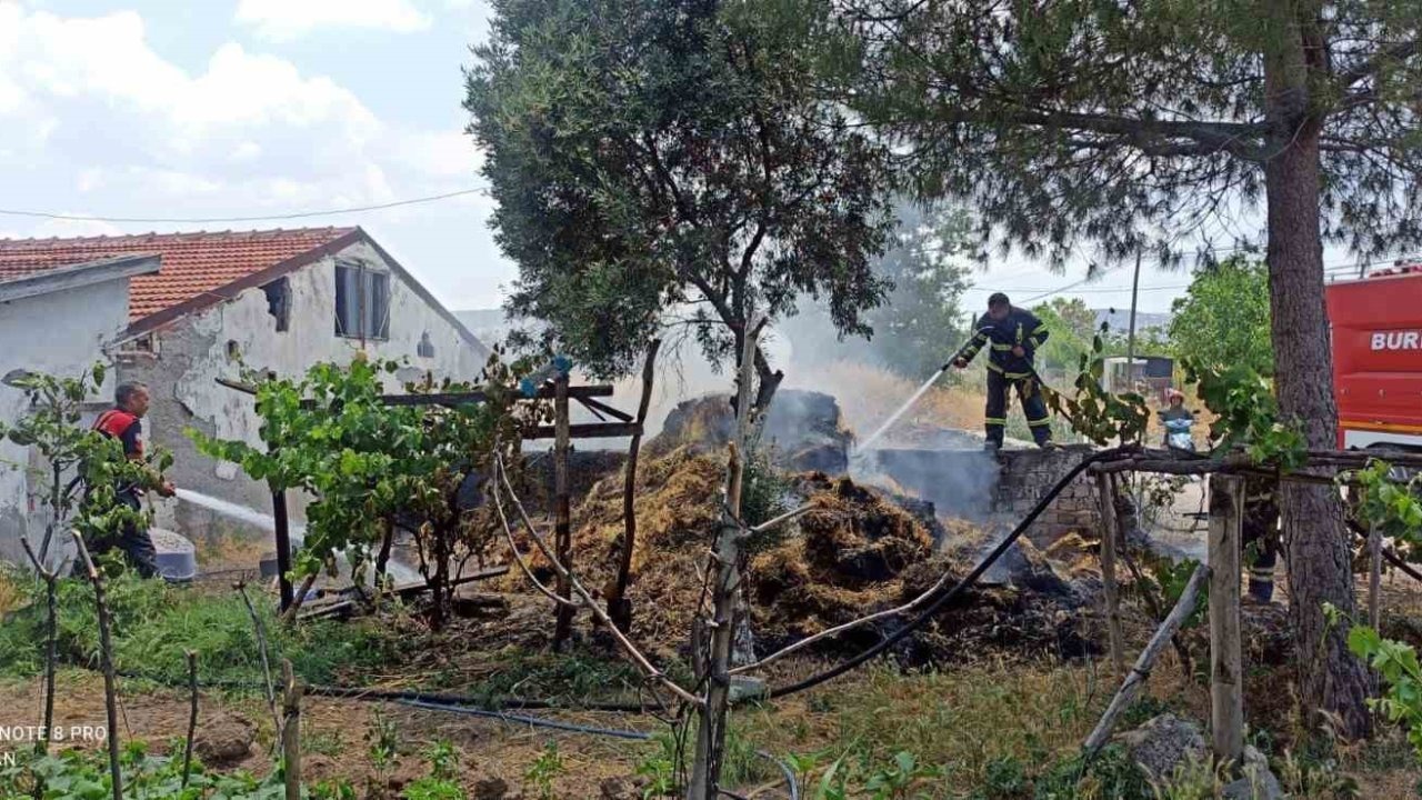 Burdur’da 1 ton saman balyası yandı