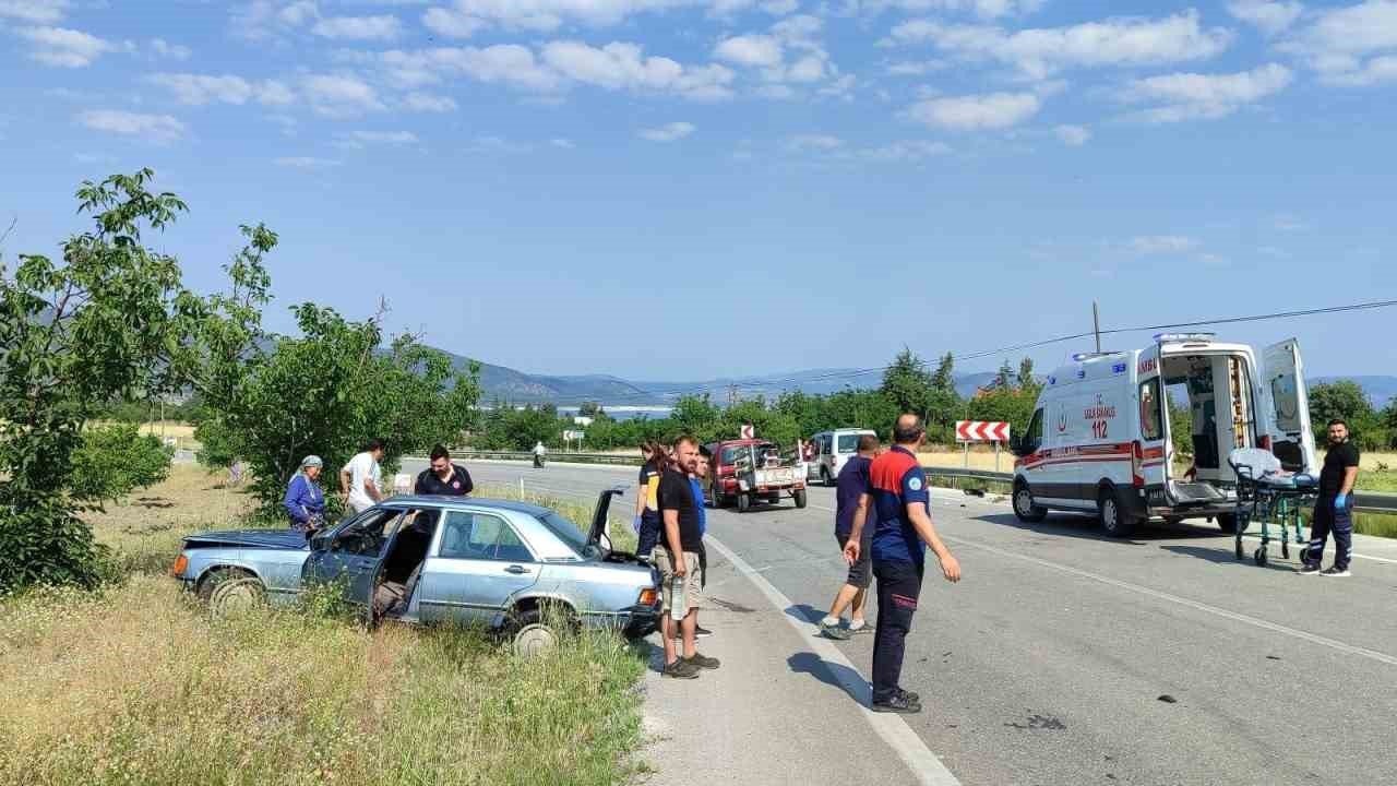 Lastiği patlayan otomobil yoldan çıktı: 1 yaralı