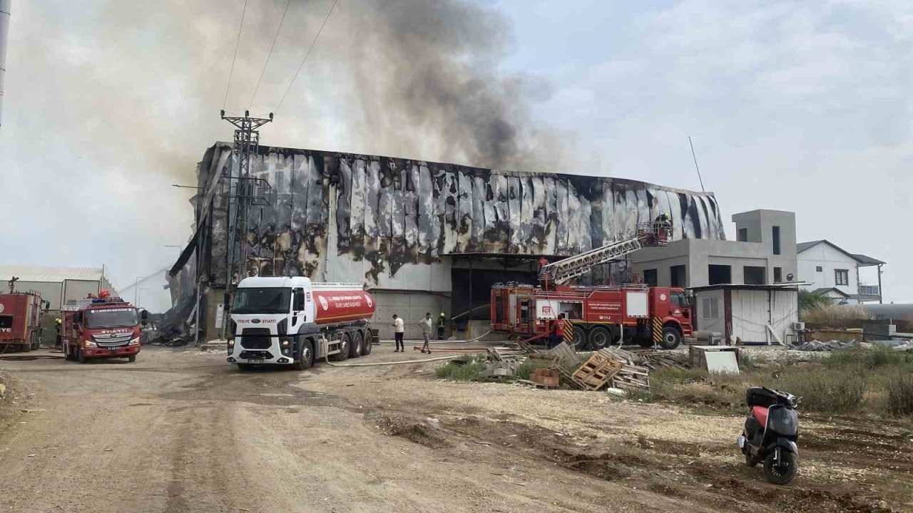 Mersin’de pamuk fabrikasında yangın, ekipler müdahale ediyor