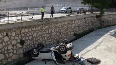 Dere yatağına düşen otomobilde anne oğul yaralandı