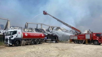 Pamuk deposundaki yangın devam ediyor, ekiplerin müdahalesi sürüyor