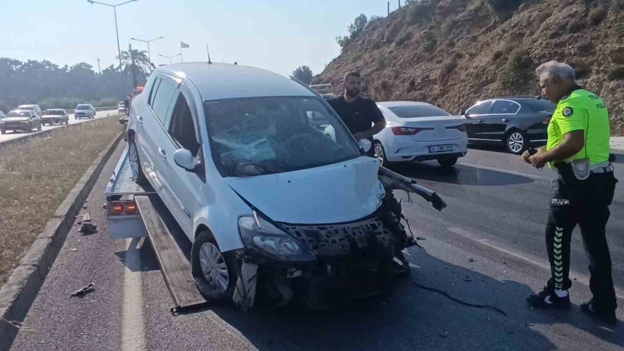 Aynı istikametteki araca çarptıktan sonra, karşı şeride geçip tur aracına çarptı: 3 yaralı
