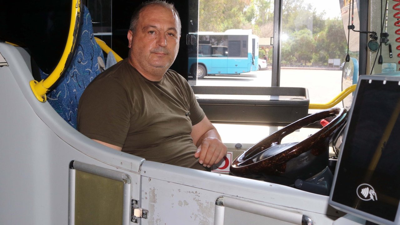 Otobüsünde unutulan 10 bin liranın bulunduğu çantayı yetkililere teslim etti