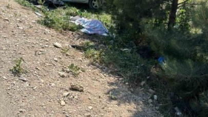 Beton bloğa çarpan otomobil sürücüsü olay yerinde hayatını kaybetti, 1 kişi yaralandı