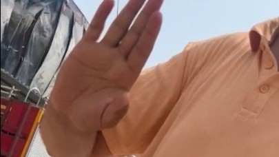 Yangında görev yapan gazetecilere, müdahele girişimi kameraya yansıdı