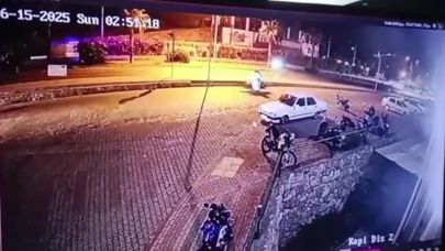Antalya’da motosikletli gençleri hayattan koparan kaza kamerada