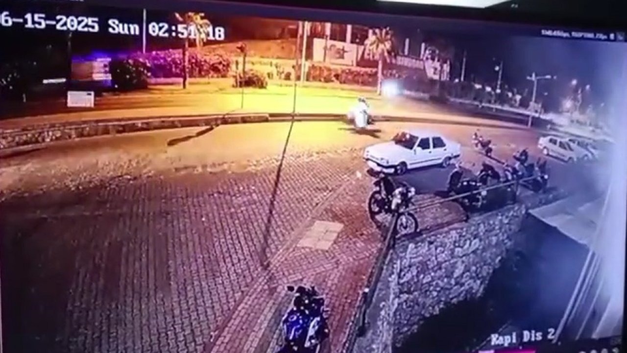 Antalya’da motosikletli gençleri hayattan koparan kaza kamerada