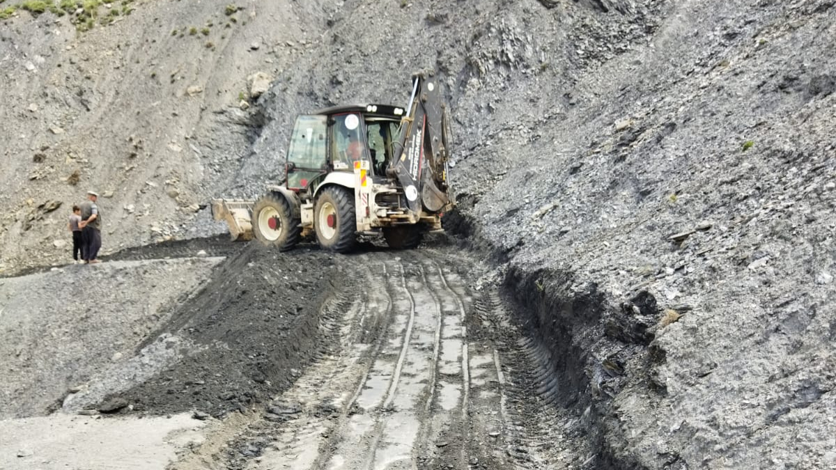 Mersin'de bozulan dağ yolları onarılıyor