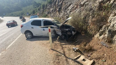 Kaş'ta kayalıklara çarpan otomobildeki iki kişi yaralandı