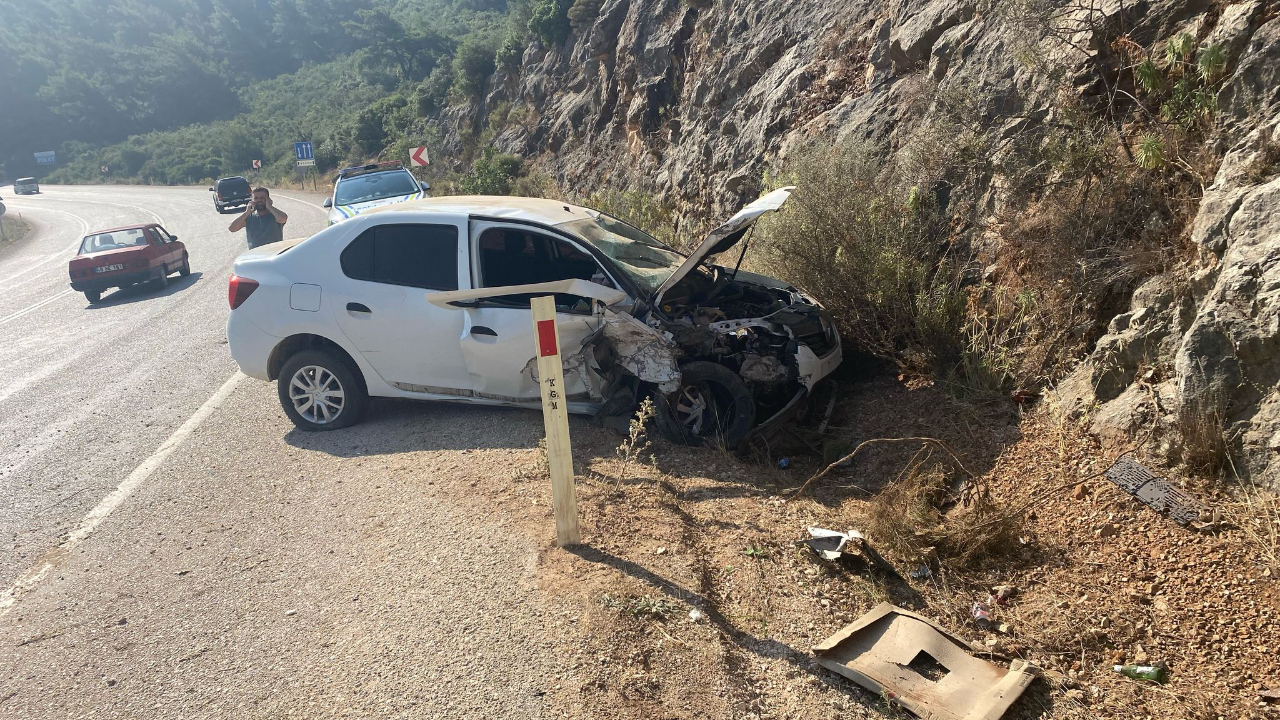 Kaş'ta kayalıklara çarpan otomobildeki iki kişi yaralandı
