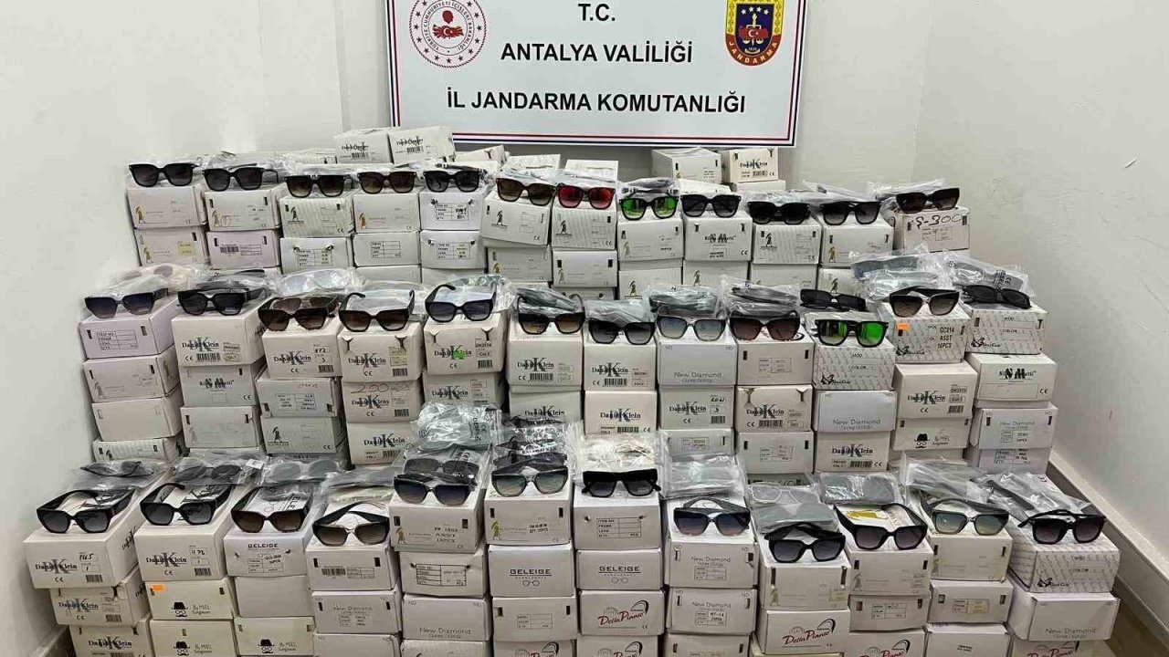 Antalya’da 16 bin adet kaçak güneş gözlüğü yakalandı