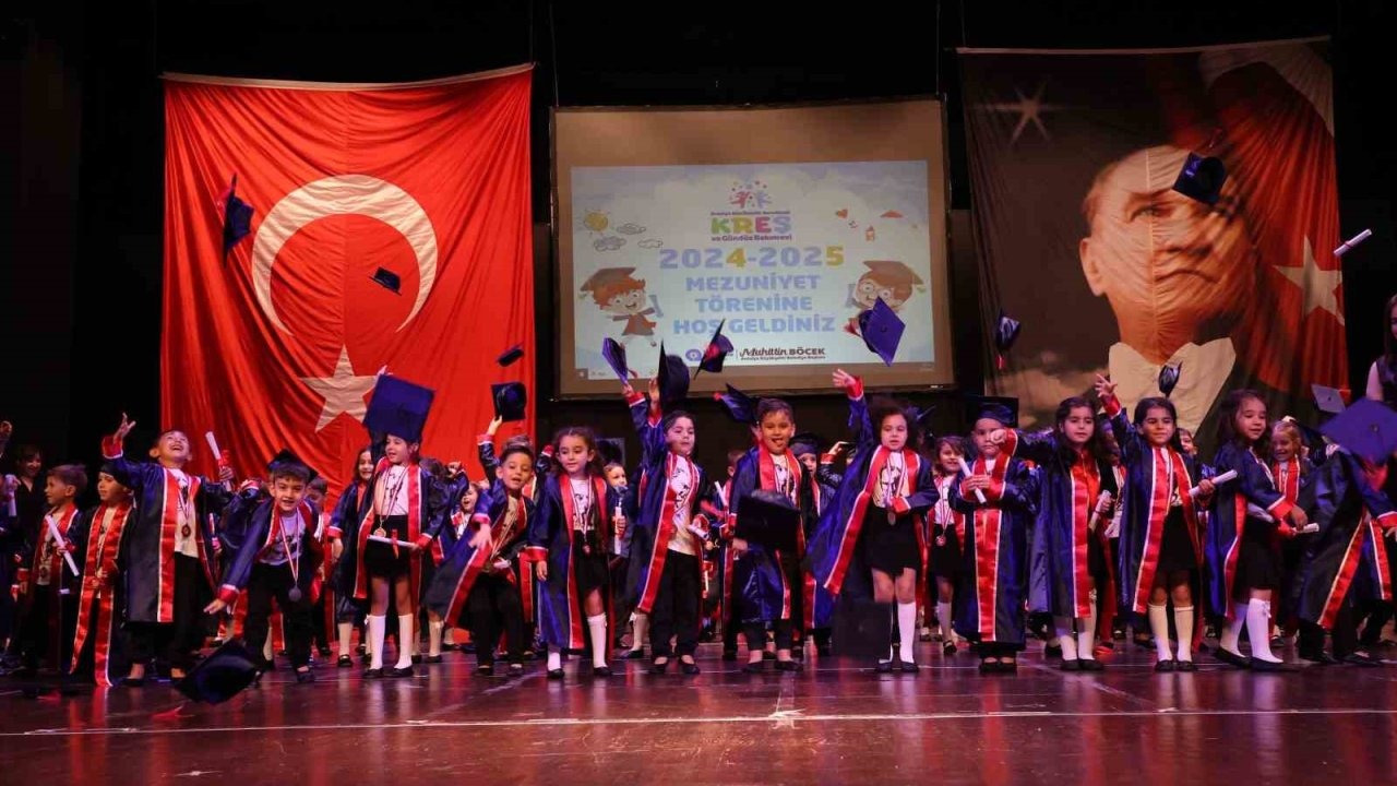 Büyükşehir kreşlerinde 208 öğrenci kep fırlatıp mezun oldu