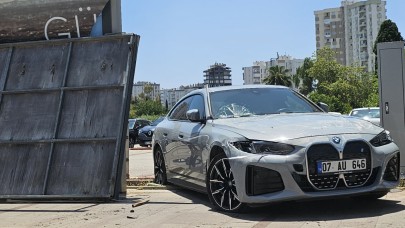 Billboardlara Çarpan Araç Şaşkınlık Yarattı