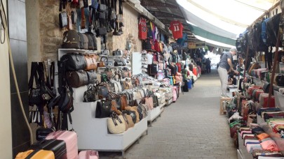 Turist Akını Var, Alışveriş Yok! Antalya’da Çarşı Esnafı Umduğunu Bulamadı