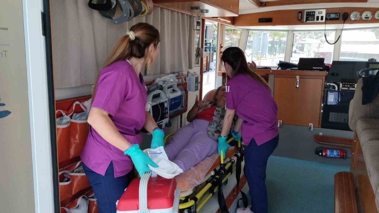 Denizde parmağı koptu, deniz ambulansıyla Bodrum’a getirildi