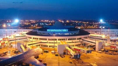 Antalya Havalimanında şok! Yüzlerce uçağın inip kalktığı havalimanında çatı çöktü!