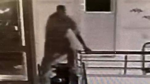Hırsızlığa geldi, dengesini kaybedip düştü