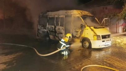 Bucak’ta minibüs alevlere teslim oldu