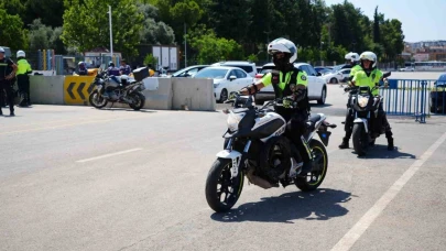 Antalya’da motosikletli polis timlerine güvenli sürüş eğitimi