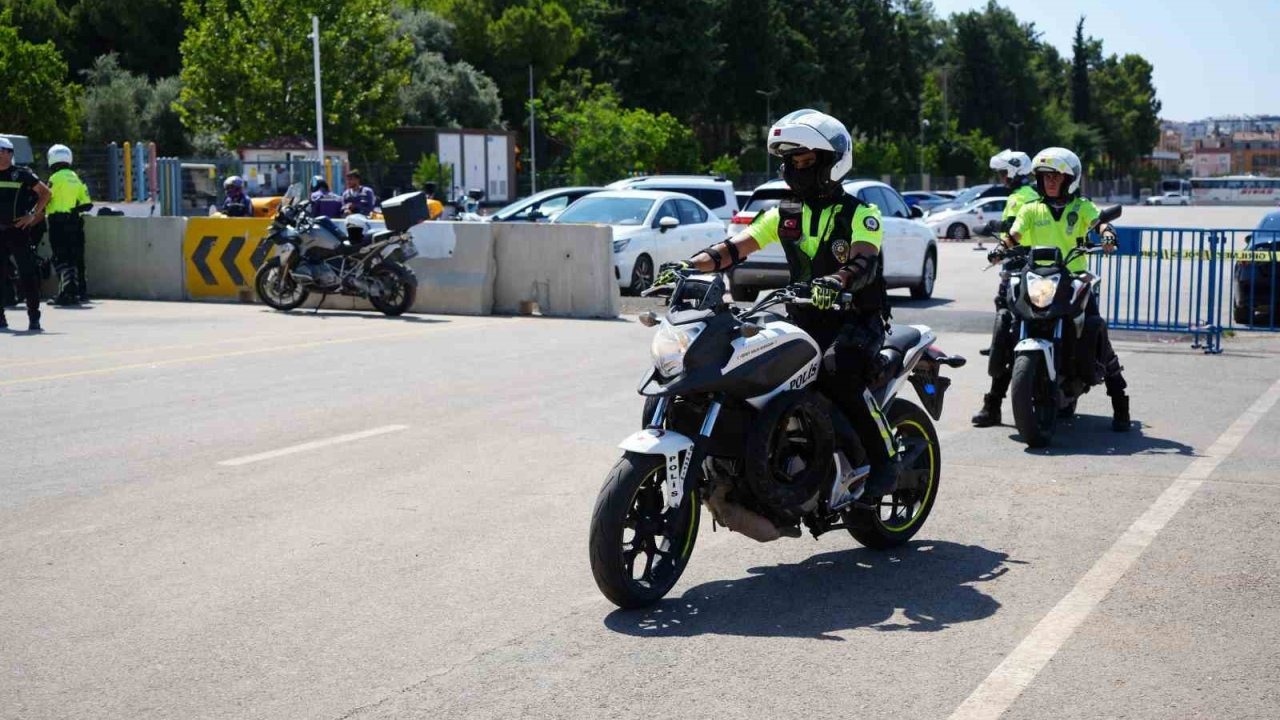 Antalya’da motosikletli polis timlerine güvenli sürüş eğitimi