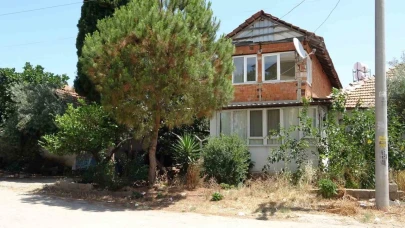 Kötü kokuların yayıldığı evden onlarca hayan kurtarıldı