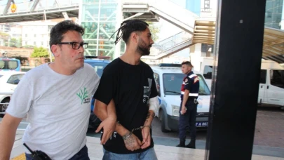 Kırık cam şişeyle boynunu kesip öldürdü
