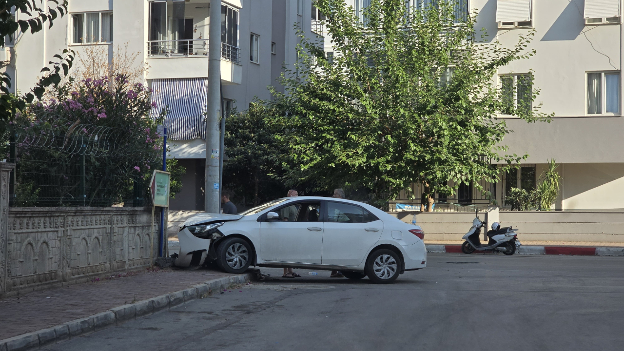 Antalya’da Kontrolünü Kaybeden Sürücü Duvara Çarptı!