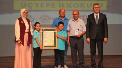 Mersin’de okul yaptıran hayırseverlere plaket takdim edildi