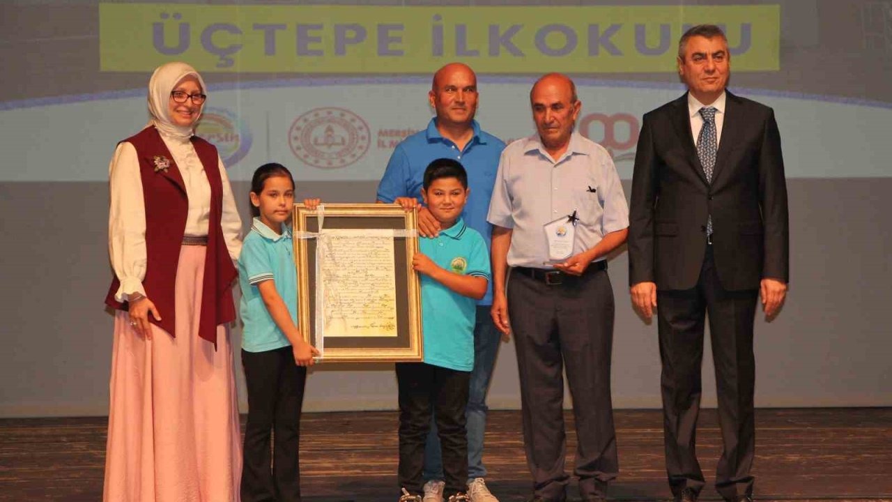 Mersin’de okul yaptıran hayırseverlere plaket takdim edildi