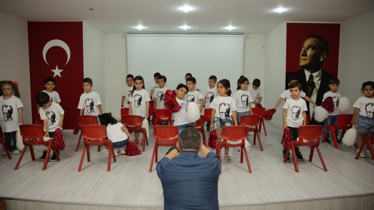 Ayten Çağıran Anaokulu Miniklerinden Renkli Yılsonu Gösterisi