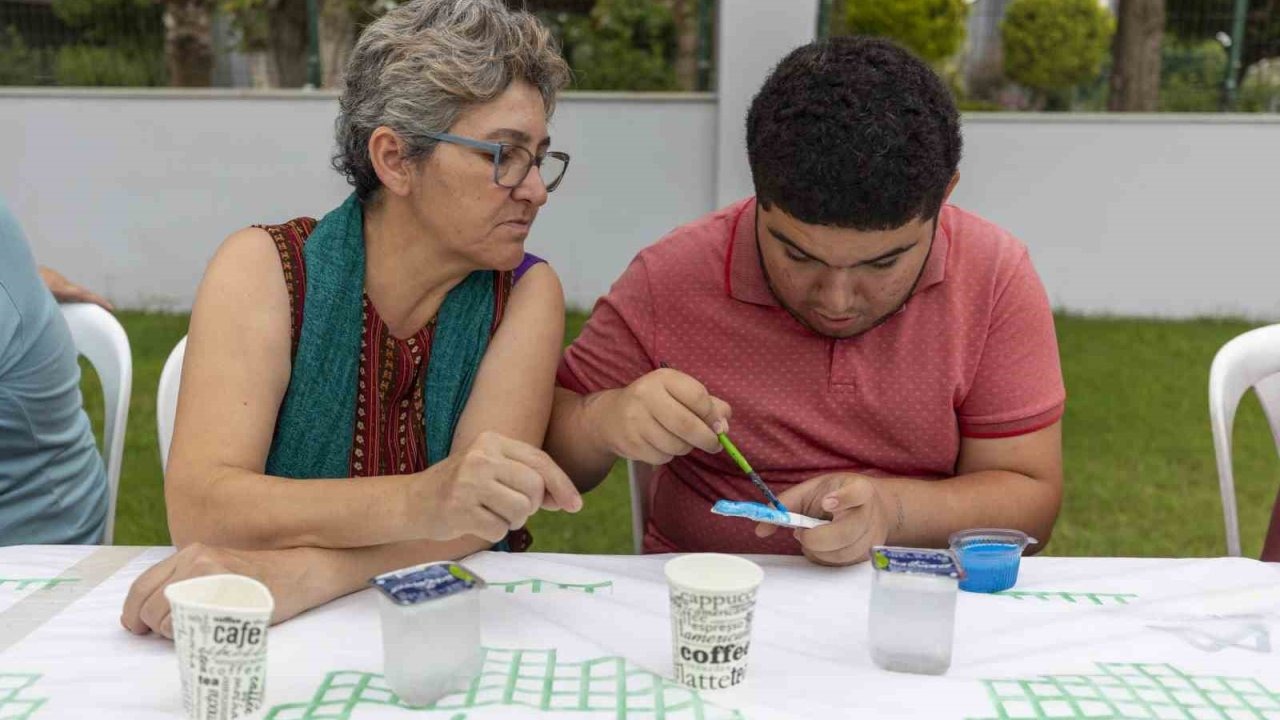 Mersin’de özel çocuklar ve anneleri seramik kursunda buluşuyor