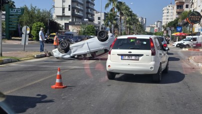 Muratpaşa'da İki Otomobil Çarpıştı: Biri Takla Attı