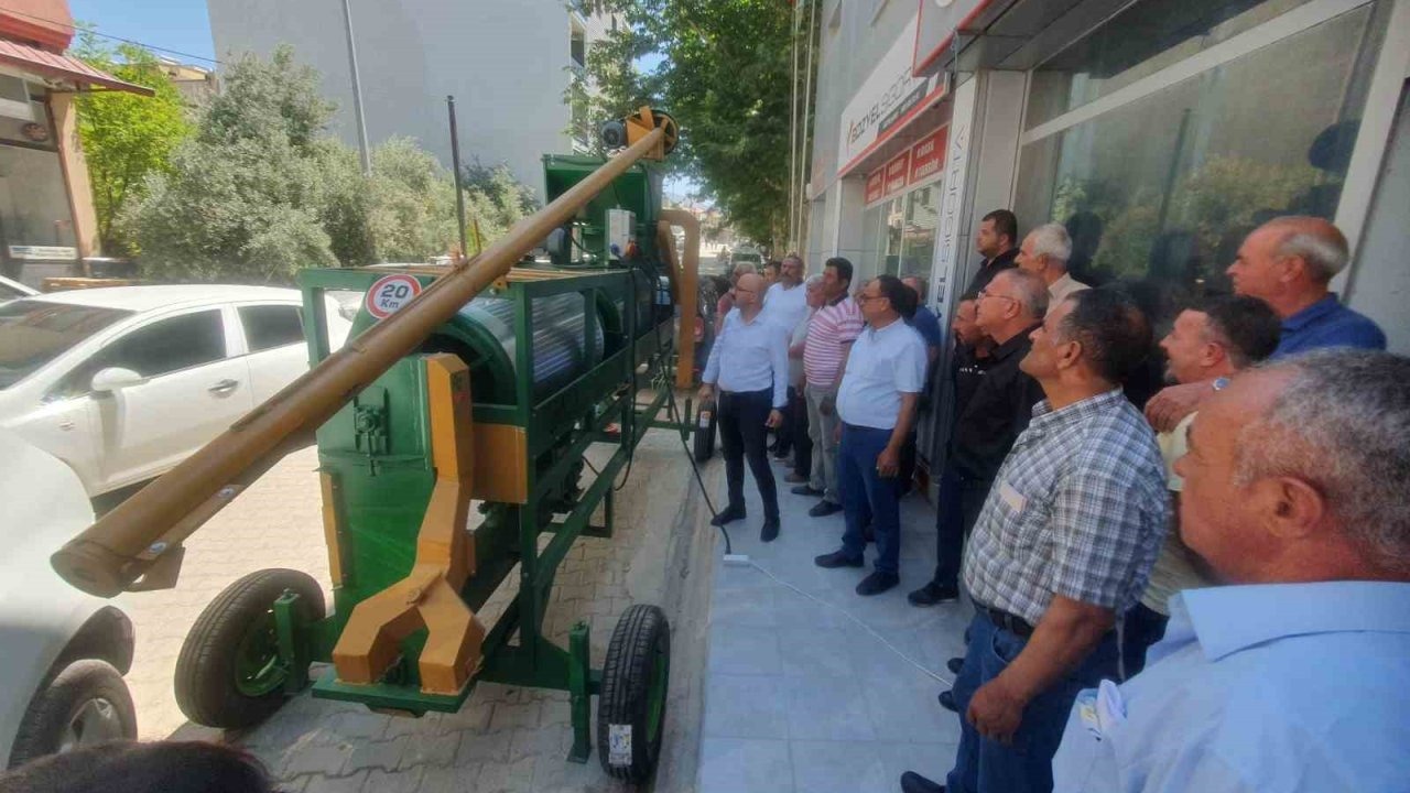 Mut’ta üreticiye tohum eleme makinesi